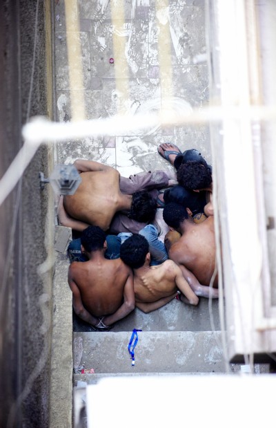 Unos detenidos esperan en un patio su traslado tras ser torturados por la policía militar en El Cairo, Egipto. / MIGUEL ÁNGEL SÁNCHEZ