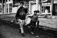 Dos adolescentes pasan delante de un hotel en Bagdad para recoger desechos útiles. Enero 2004