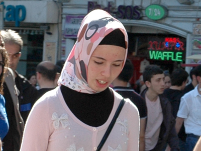 Joven con hiyab en Estambul | © Ilya U. Topper