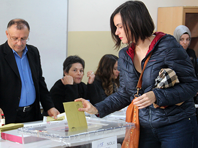 Una mujer vota en Turquía (2015) | © Ilya U. Topper/M'Sur