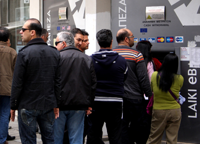 Colas ante los cajeros durante el "corralito", Nicosia, (Mar 2013 | © Daniel Iriarte