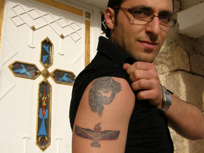 Un cristiano asirio muestra su tatuaje (Iraq, 2013) | © Karlos Zurutuza