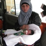 Una ambulancia palestina, con una madre y su bebé, bloqueada en el checkpoint de Qalandia. / ACRI