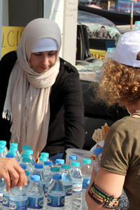 Una chica religiosa distribuye agua en Taksim. Estambul. Junio 2013  | © I. U. Topper