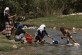 Mujeres bereberes lavando en el rio.