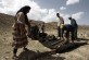 Una familia de nómadas bereberes del Alto Atlas desmontan sus jaimas.
