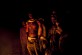 Hombres de Ghana se calientan alrededor de un fuego en Ras Ajdir.