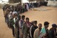 Trabajadores inmigrantes en el campamento de Ras Ajdir, tras huir de Libia.
