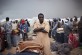 Hombres de Ghana, escapados de Libia, esperan el autobús que los devolverá a su país.