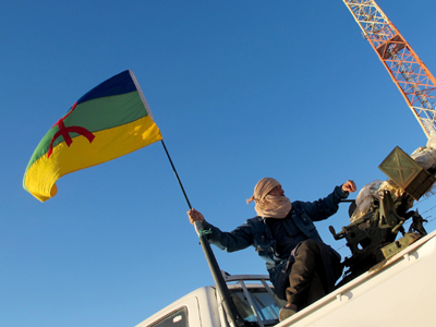 Un militante ondea una bandera amazigh (2013) | ©  Karlos Zurutuza
