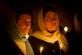 Dos jóvenes peregrinas serbias participan en la Pascua en el monasterio de Dečani.