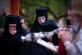 La reducida comunidad de monjas del Patriarcado de Peć asiste a la Pascua en una de sus iglesias.