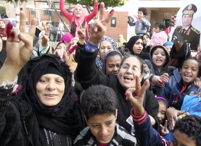 Mujeres aclaman al general Al Sisi en un colegio electoral | ©  Miguel Ángel Sánchez