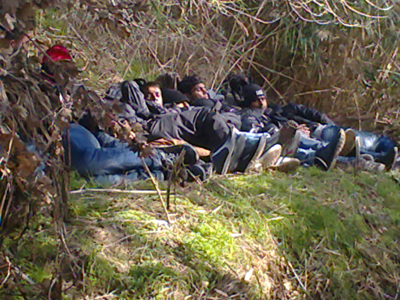  Inmigrantes indocumentados descansan al cruzar de Turquía a Grecia (2013) | © Saleh al Umar 