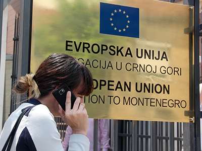 Una joven montenegrina ante la Delegación de la UE en Podgorica (2014) | © Ilya U. Topper