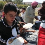 Niño Yezidí Recibiendo Ración De Comida