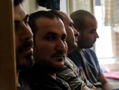Un grupo de yezidíes en un piso de Atenas | © Clara Palma