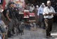 Ciudadanos palestinos pasan ante soldados israelíes en una calle de Jerusalen Este, ciudad ocupada.