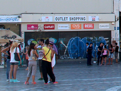 Transeúntes ante una tienda en Atenas (2012) |  © Ilya U. Topper / M'Sur