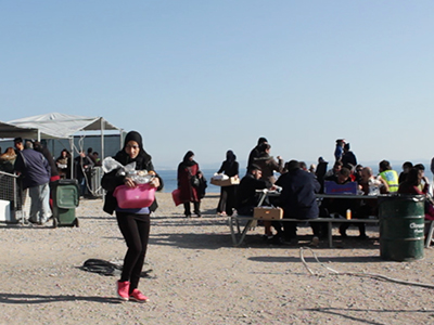 Reparto de comida en el campamento de Souda en Quíos (Dic 2016) | © Javier P. De la Cruz