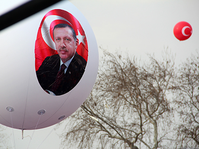Globo con imagen de Erdogan en una inauguración en Estambul (Dic 2016) | © Ilya U. Topper / M'Sur