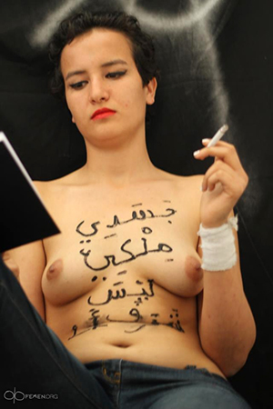 Amina Tyler, con el mensaje "Mi cuerpo es mi propiedad y no el honor de nadie" (2013) | © Amina Tyler