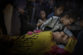 Una de las hijas del palestino Yahya Hasanat, de 37 años, llora su muerte por disparos de las tropas israelíes durante
las protestas de Gaza (2018).